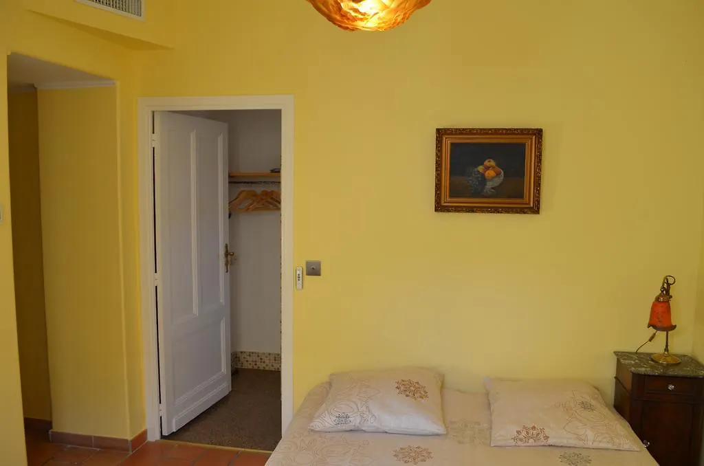 Chateau De L'Aroumias Bed and Breakfast Marsiglia