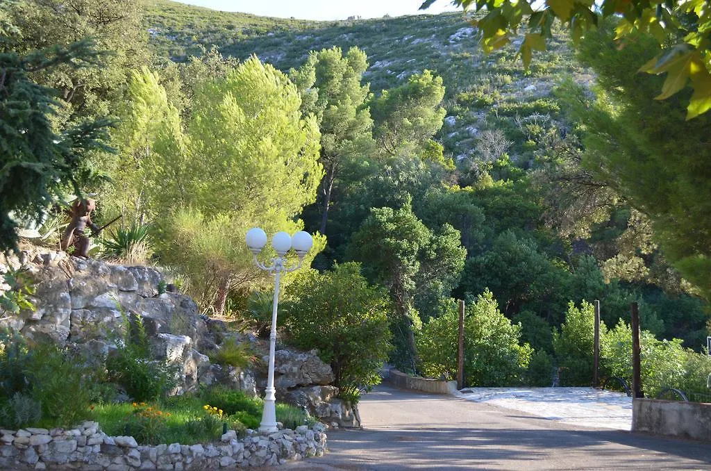 Chateau De L'Aroumias Bed and Breakfast Marsiglia 0*,  Francia