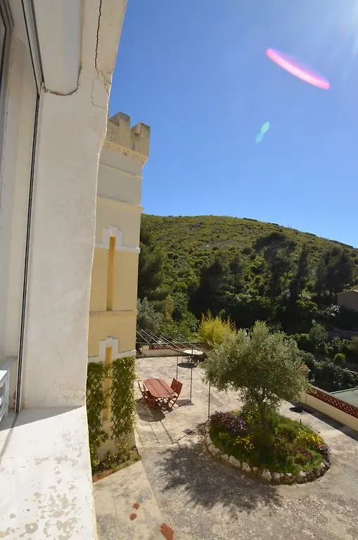Chateau De L'Aroumias Bed and Breakfast Marsylia