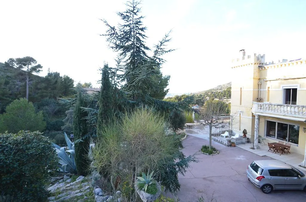 Chateau De L'Aroumias Bed & Breakfast Marseille