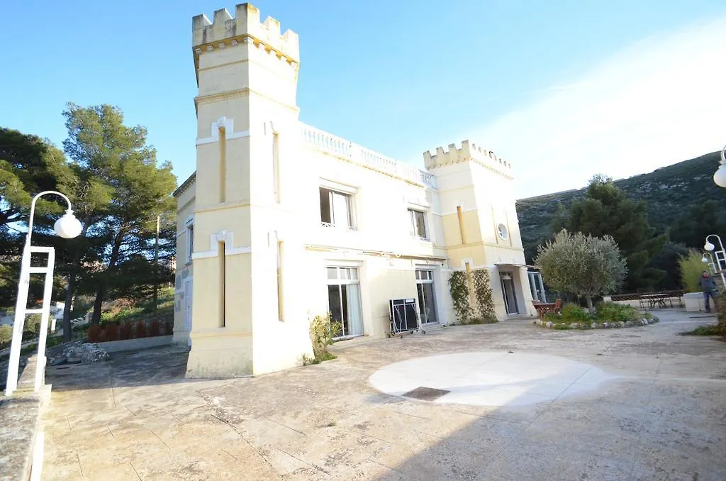 Chateau De L'Aroumias Bed & Breakfast Marseille