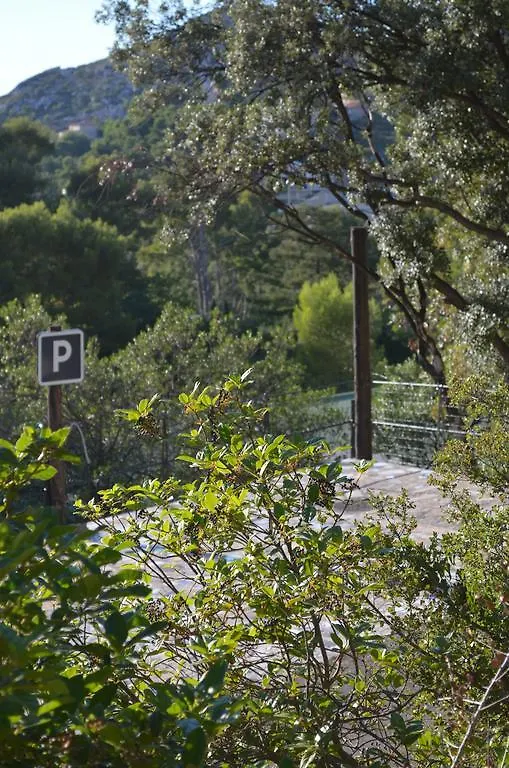 Chateau De L'Aroumias Bed & Breakfast Marseille