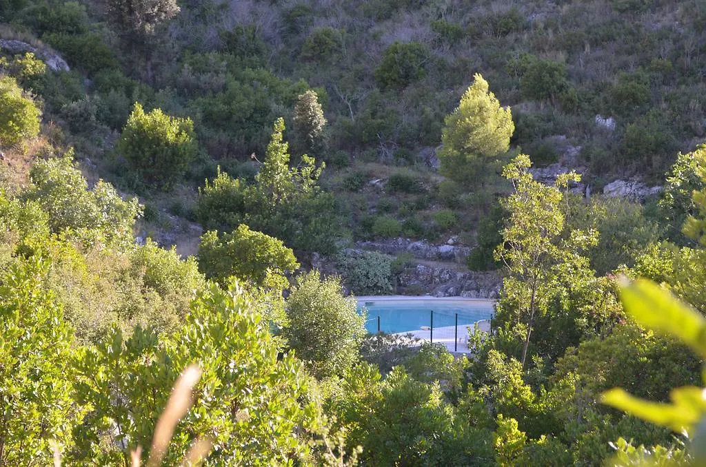 Chateau De L'Aroumias Bed & Breakfast Marseille