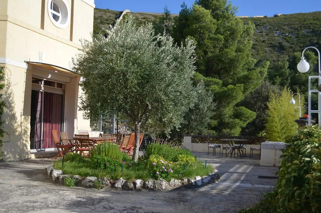 Chateau De L'Aroumias Bed & Breakfast Marseille France