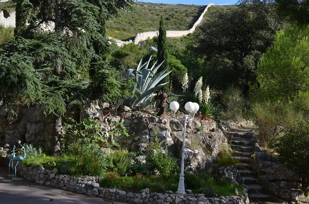 Chateau De L'Aroumias Bed & Breakfast Marseille