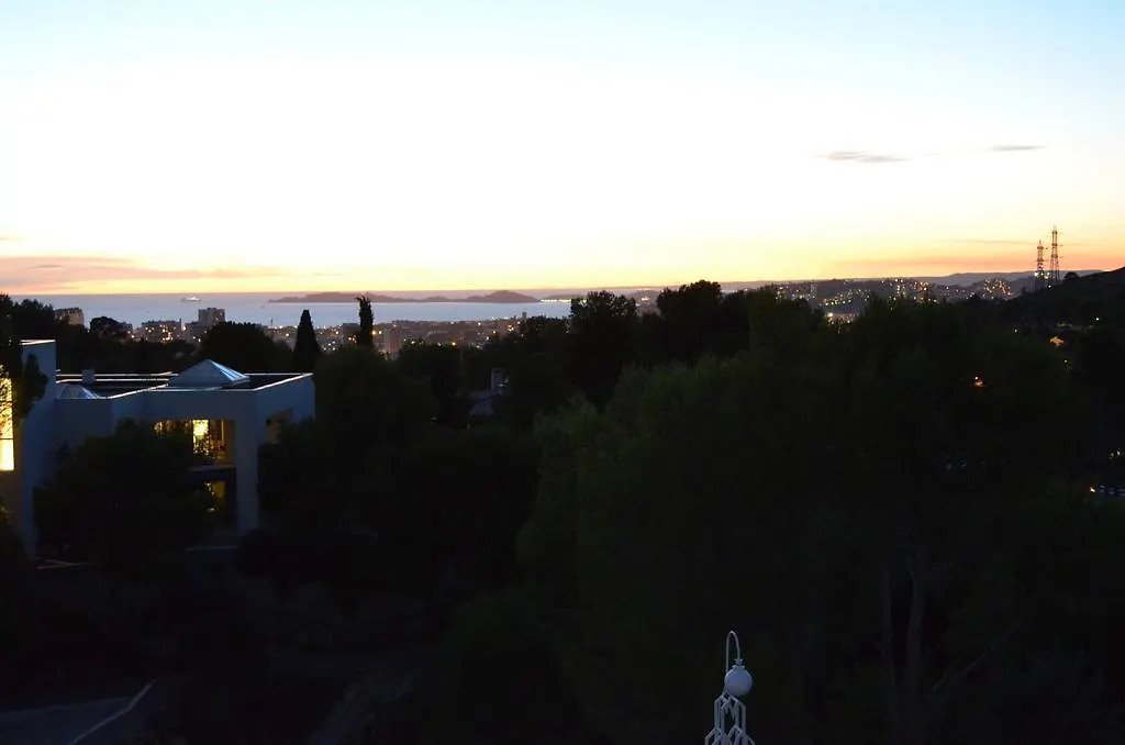 Chateau De L'Aroumias Bed & Breakfast Marseille