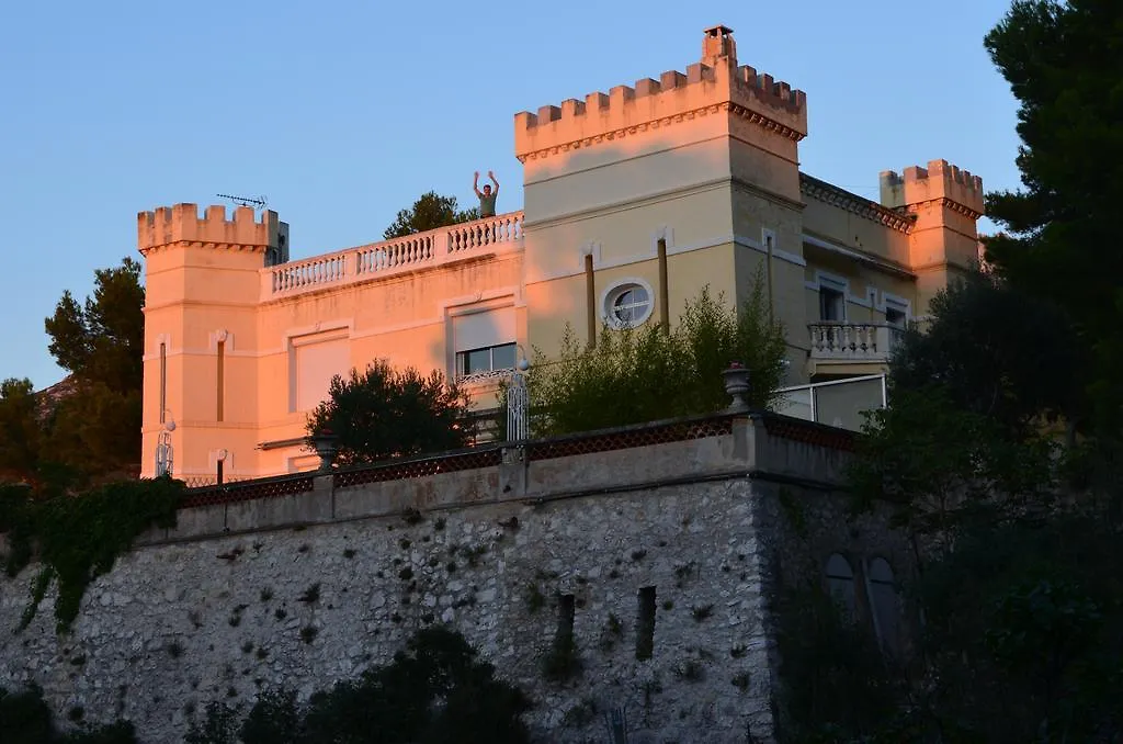 Chateau De L'Aroumias Bed & Breakfast Marseille