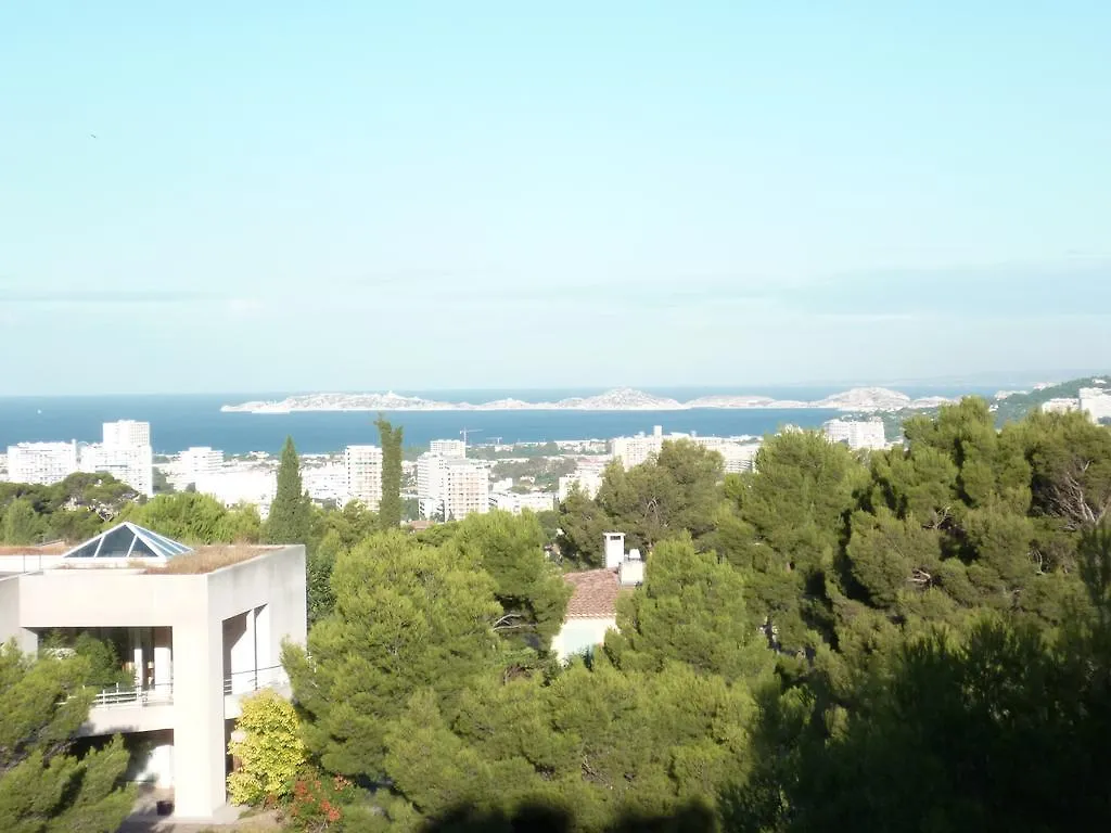 Chateau De L'Aroumias Bed & Breakfast Marseille 0*,