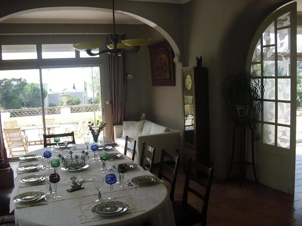 Chateau De L'Aroumias Bed & Breakfast Marseille 0*,  France