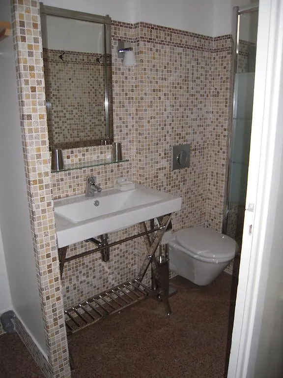 Chateau De L'Aroumias Bed & Breakfast Marseille 0*,  France