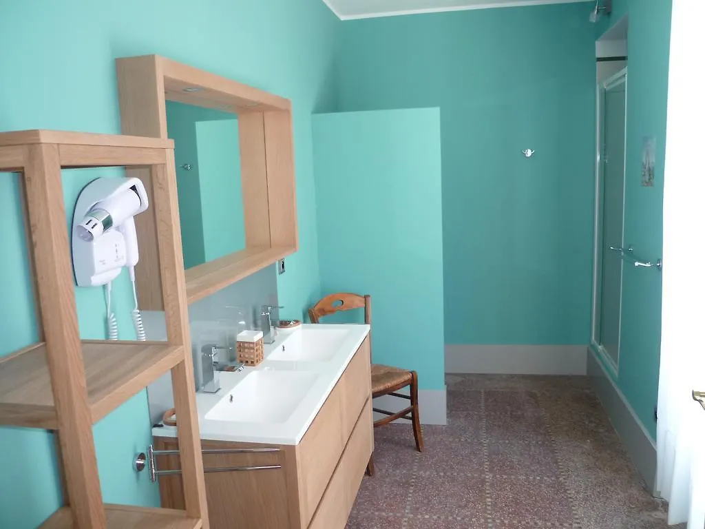 Chateau De L'Aroumias Bed & Breakfast Marseille