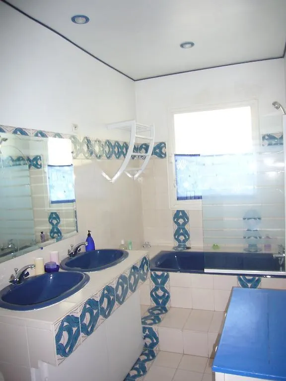 Chateau De L'Aroumias Bed & Breakfast Marseille